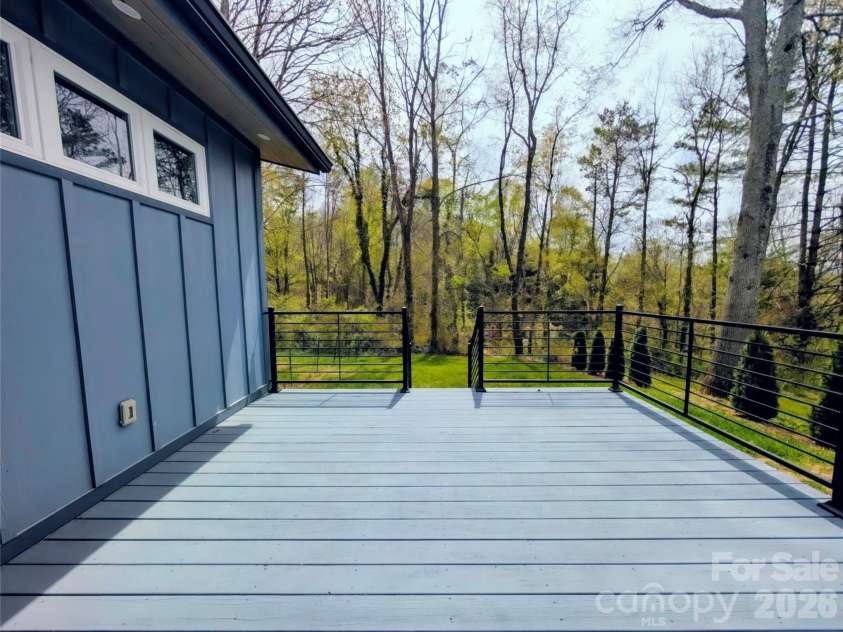 206 Flathouse Drive, Asheville, NC 28804.  MLS# CAR4374372, YatesRealty ID 21282. 