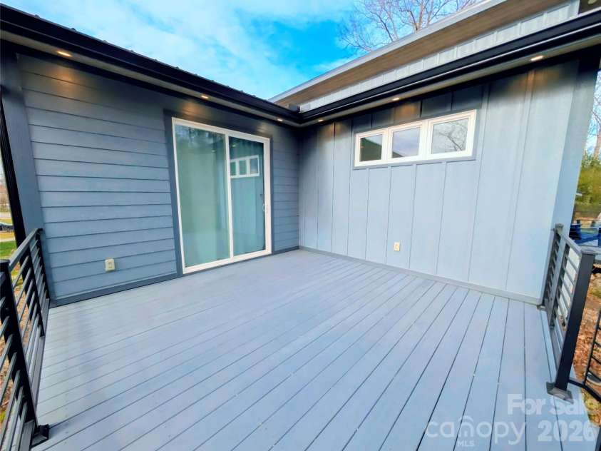 206 Flathouse Drive, Asheville, NC 28804.  MLS# CAR4374372, YatesRealty ID 21282. 