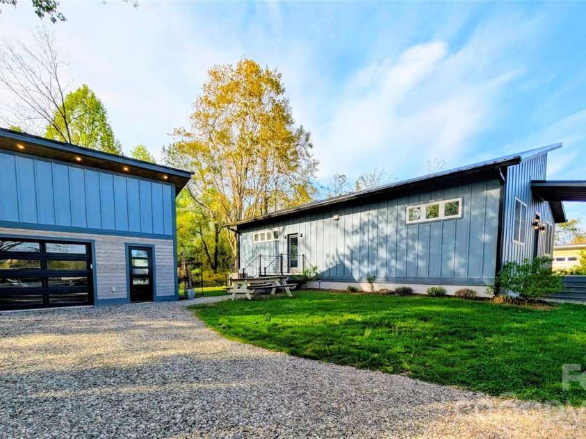 206 Flathouse Drive, Asheville, NC 28804.  MLS# CAR4374372, YatesRealty ID 21282. 