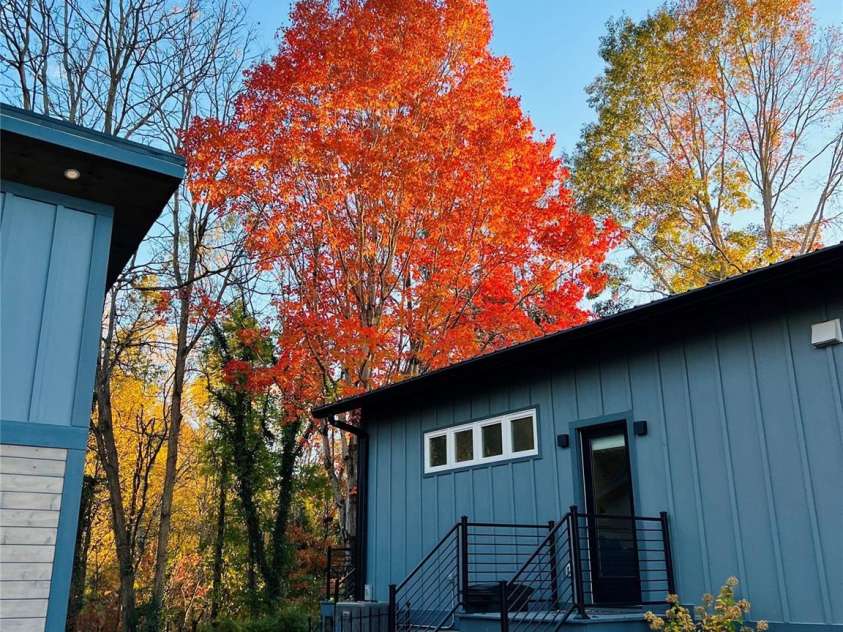 206 Flathouse Drive, Asheville, NC 28804.  MLS# CAR4374372, YatesRealty ID 21282. 