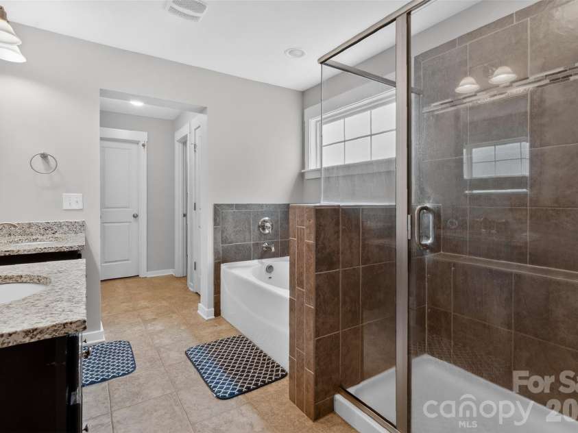 10012 Michael Crossing Drive, Charlotte, NC 28213.  MLS# CAR4358230, YatesRealty ID 21283. 