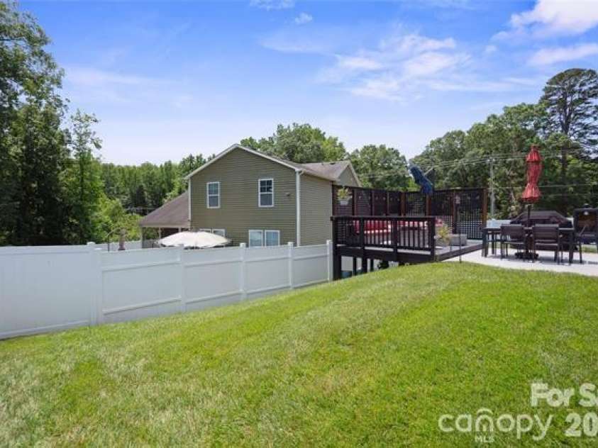 10012 Michael Crossing Drive, Charlotte, NC 28213.  MLS# CAR4358230, YatesRealty ID 21283. 
