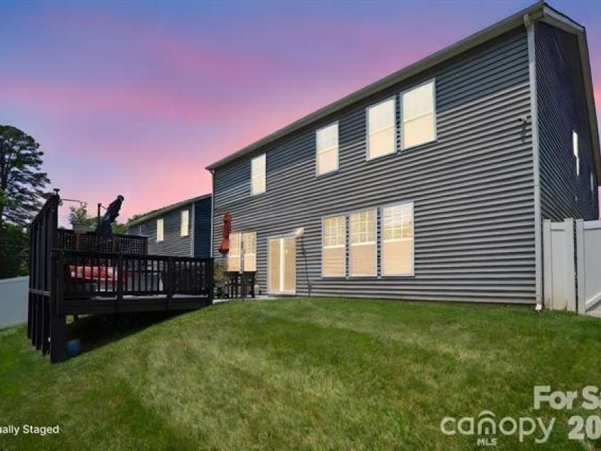 10012 Michael Crossing Drive, Charlotte, NC 28213.  MLS# CAR4358230, YatesRealty ID 21283. 