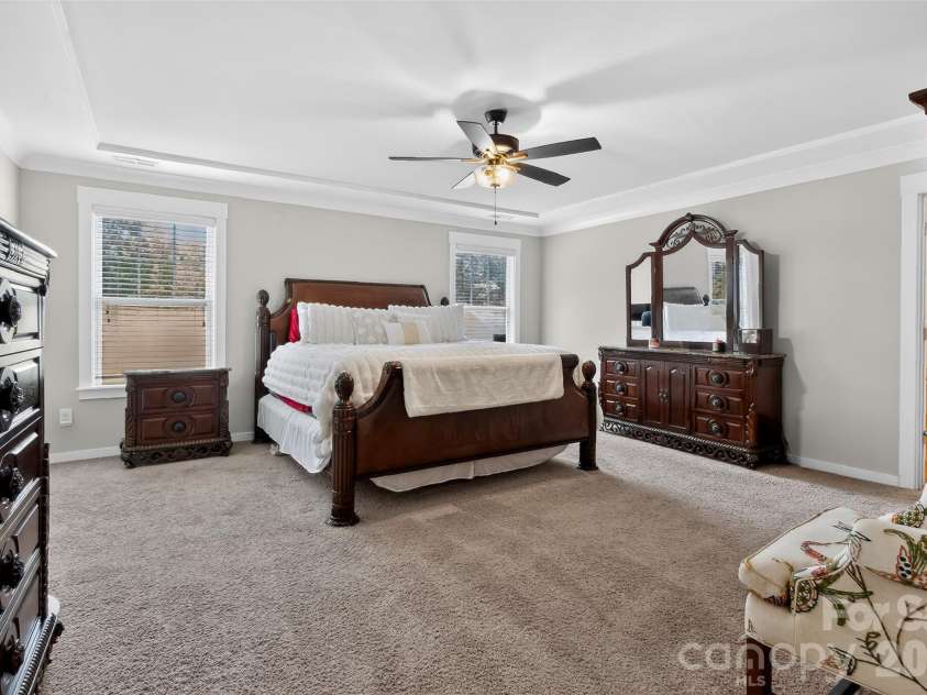 10012 Michael Crossing Drive, Charlotte, NC 28213.  MLS# CAR4358230, YatesRealty ID 21283. Expansive primary suite