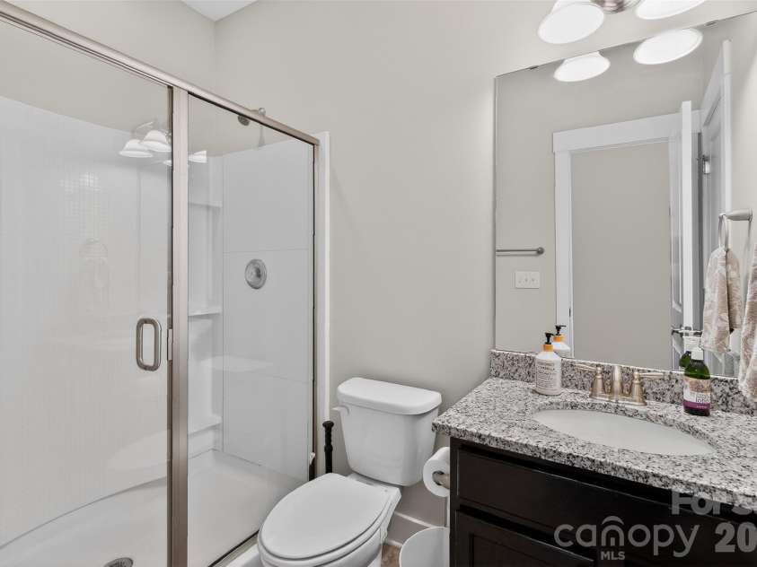10012 Michael Crossing Drive, Charlotte, NC 28213.  MLS# CAR4358230, YatesRealty ID 21283. Guest Full Bathroom