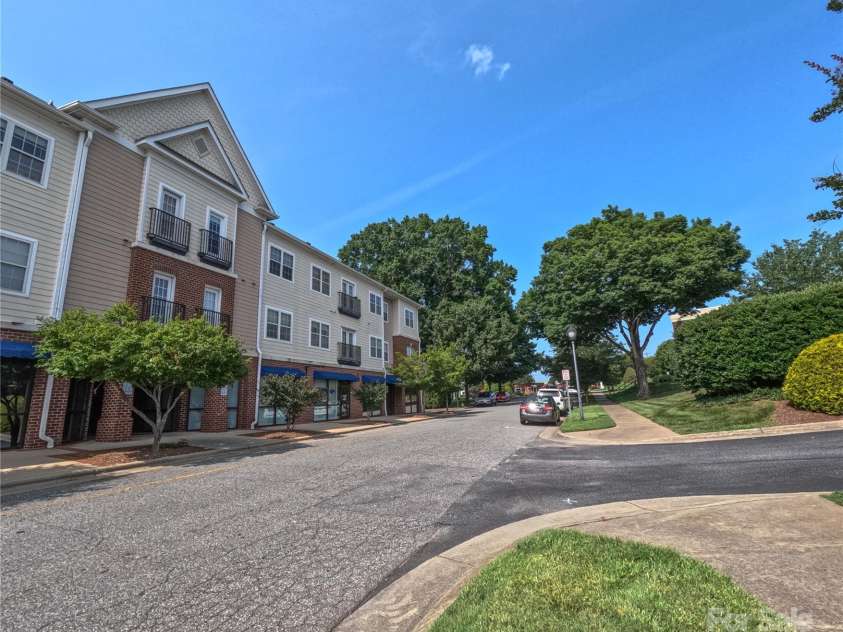 1410 4th Street Drive, Hickory, NC 28601.  MLS# CAR4273598, YatesRealty ID 21286. 