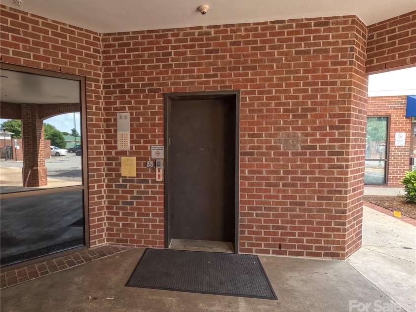 1410 4th Street Drive, Hickory, NC 28601.  MLS# CAR4273598, YatesRealty ID 21286. 