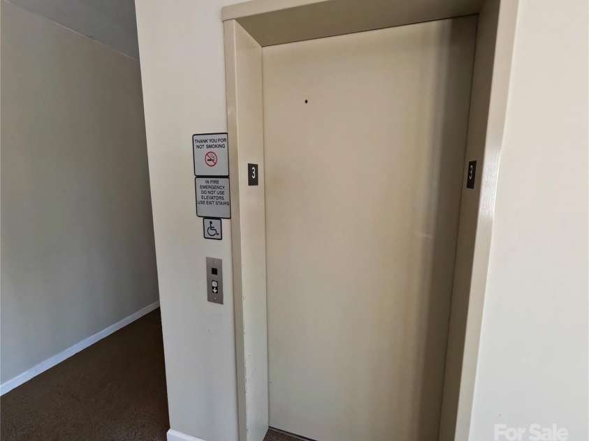 1410 4th Street Drive, Hickory, NC 28601.  MLS# CAR4273598, YatesRealty ID 21286. 