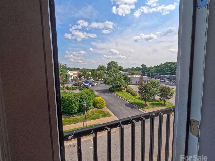 1410 4th Street Drive, Hickory, NC 28601.  MLS# CAR4273598, YatesRealty ID 21286. 
