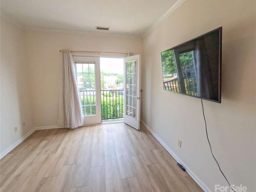 1410 4th Street Drive, Hickory, NC 28601.  MLS# CAR4273598, YatesRealty ID 21286. 