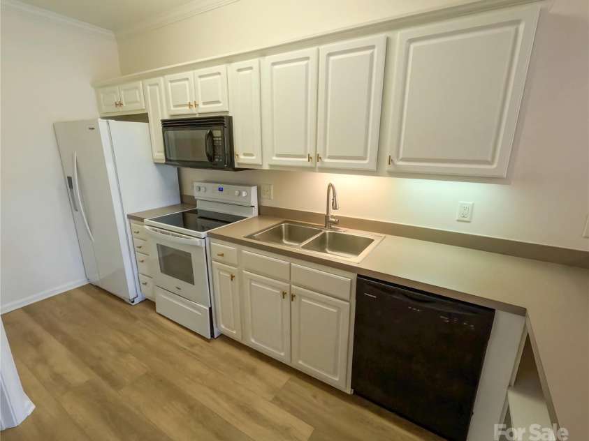 1410 4th Street Drive, Hickory, NC 28601.  MLS# CAR4273598, YatesRealty ID 21286. 