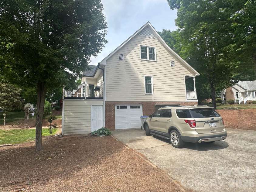 4116 Moss Brook Drive, Winston Salem, NC 27127.  MLS# CAR4380282, YatesRealty ID 21288. 