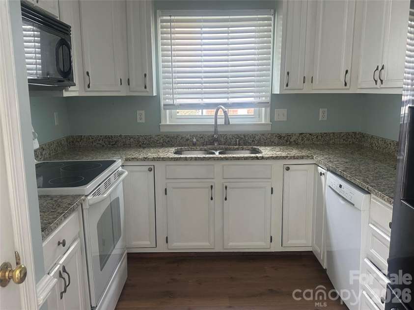 4116 Moss Brook Drive, Winston Salem, NC 27127.  MLS# CAR4380282, YatesRealty ID 21288. Kitchen