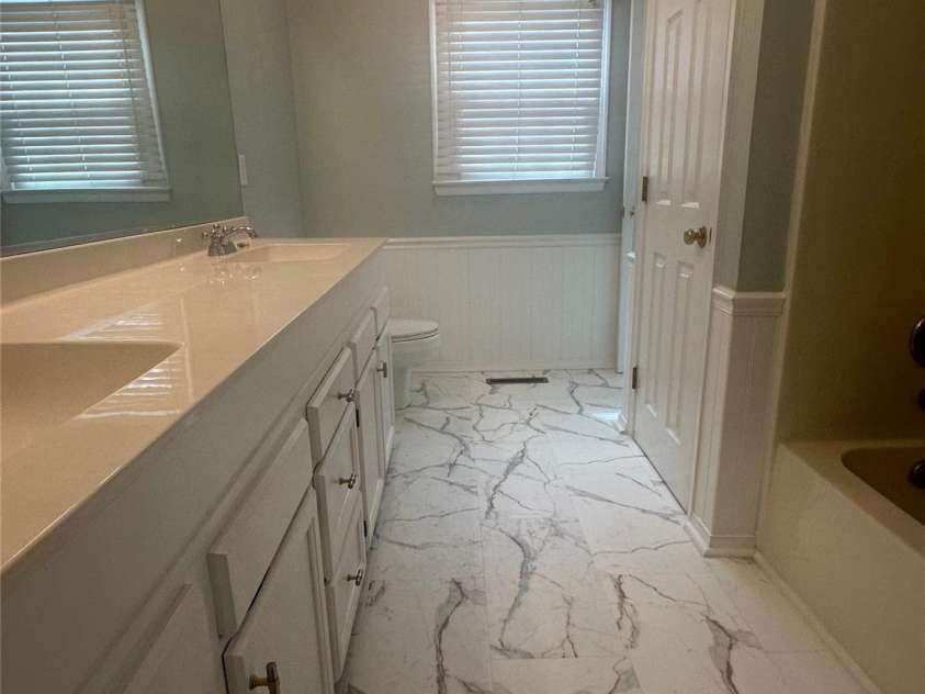 4116 Moss Brook Drive, Winston Salem, NC 27127.  MLS# CAR4380282, YatesRealty ID 21288. Main bath