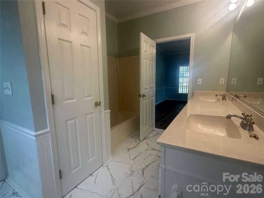 4116 Moss Brook Drive, Winston Salem, NC 27127.  MLS# CAR4380282, YatesRealty ID 21288. Main bath