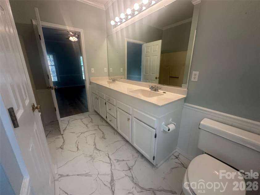 4116 Moss Brook Drive, Winston Salem, NC 27127.  MLS# CAR4380282, YatesRealty ID 21288. Main bath