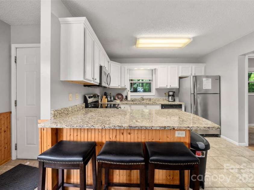 84 Indian Trace, Maggie Valley, NC 28751.  MLS# CAR4272235, YatesRealty ID 21289. Breakfast Bar  - granite topped