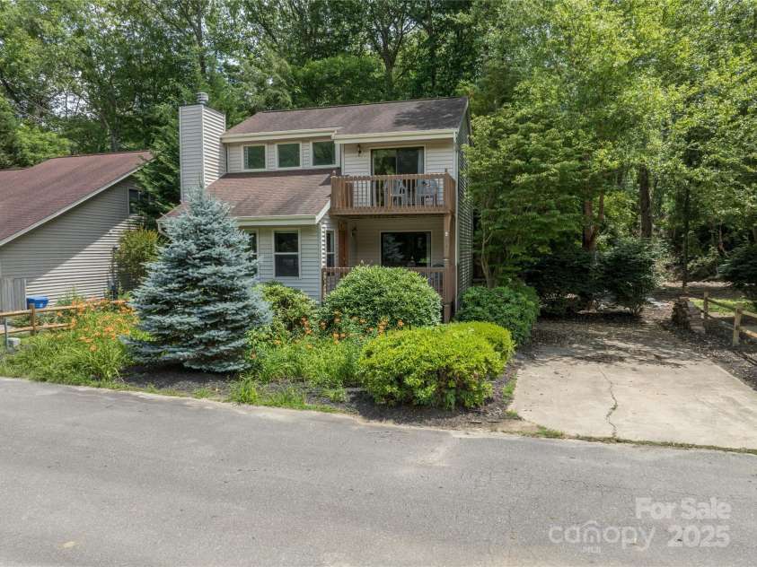 84 Indian Trace, Maggie Valley, NC 28751.  MLS# CAR4272235, YatesRealty ID 21289. Flat parking