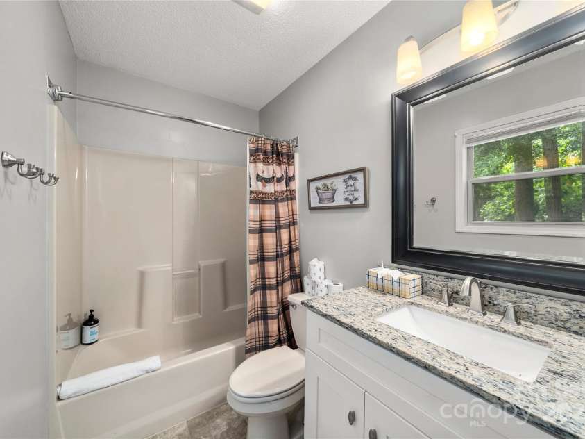 84 Indian Trace, Maggie Valley, NC 28751.  MLS# CAR4272235, YatesRealty ID 21289. Hall bath