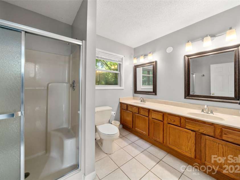 84 Indian Trace, Maggie Valley, NC 28751.  MLS# CAR4272235, YatesRealty ID 21289. Large upper bath