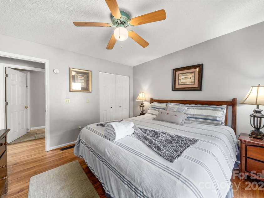 84 Indian Trace, Maggie Valley, NC 28751.  MLS# CAR4272235, YatesRealty ID 21289. Main Level bedroom