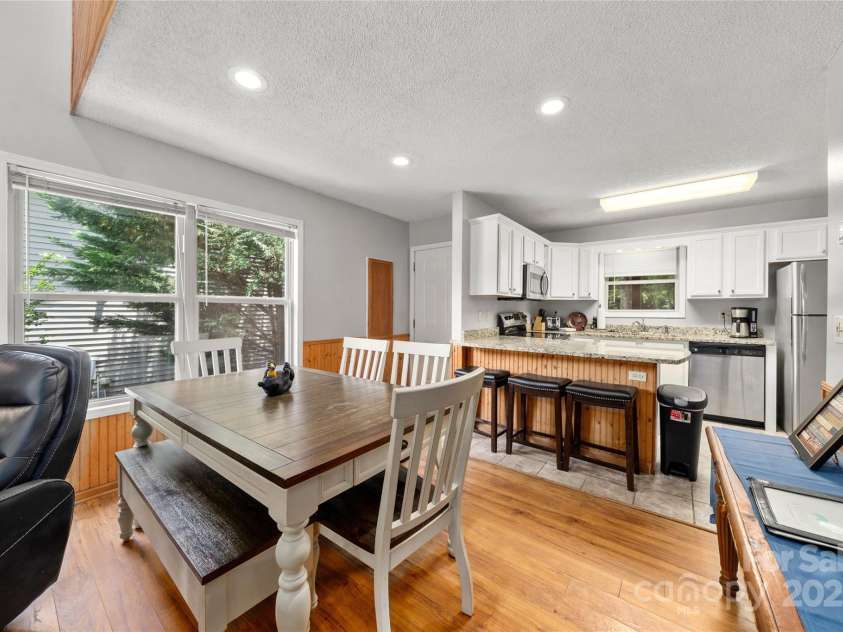 84 Indian Trace, Maggie Valley, NC 28751.  MLS# CAR4272235, YatesRealty ID 21289. Open Great Room