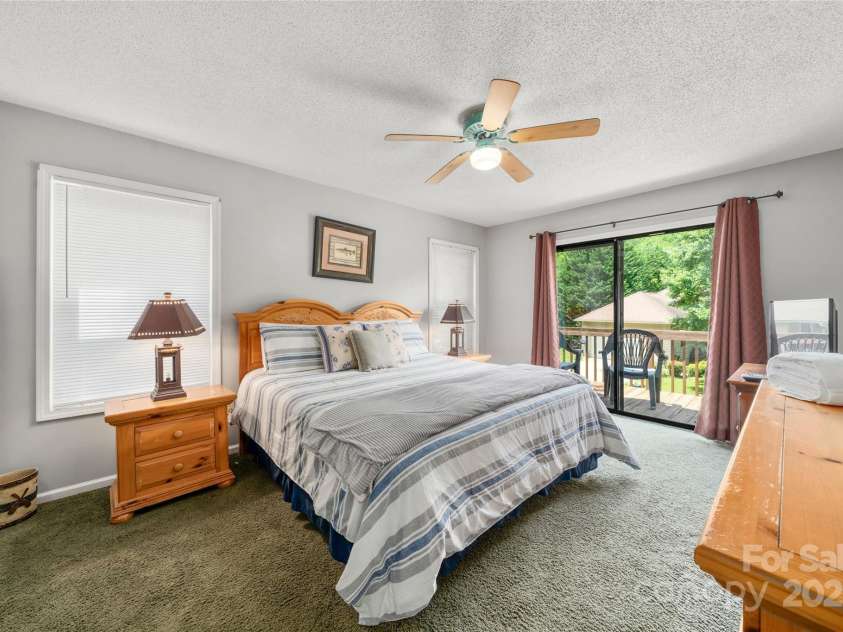 84 Indian Trace, Maggie Valley, NC 28751.  MLS# CAR4272235, YatesRealty ID 21289. Upper Level main bedroom