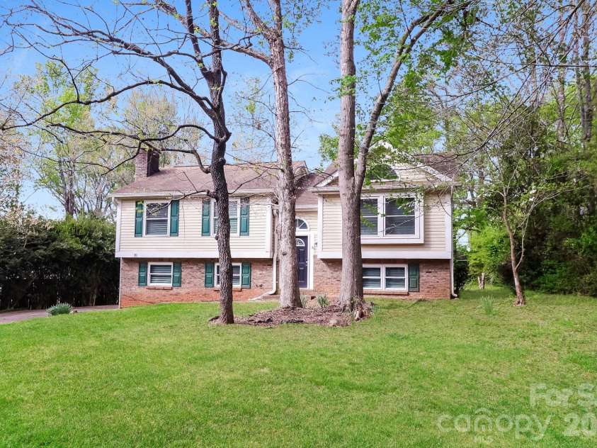 9111 Touchstone Lane, Charlotte, NC 28227.  MLS# CAR4368246, YatesRealty ID 21289. 