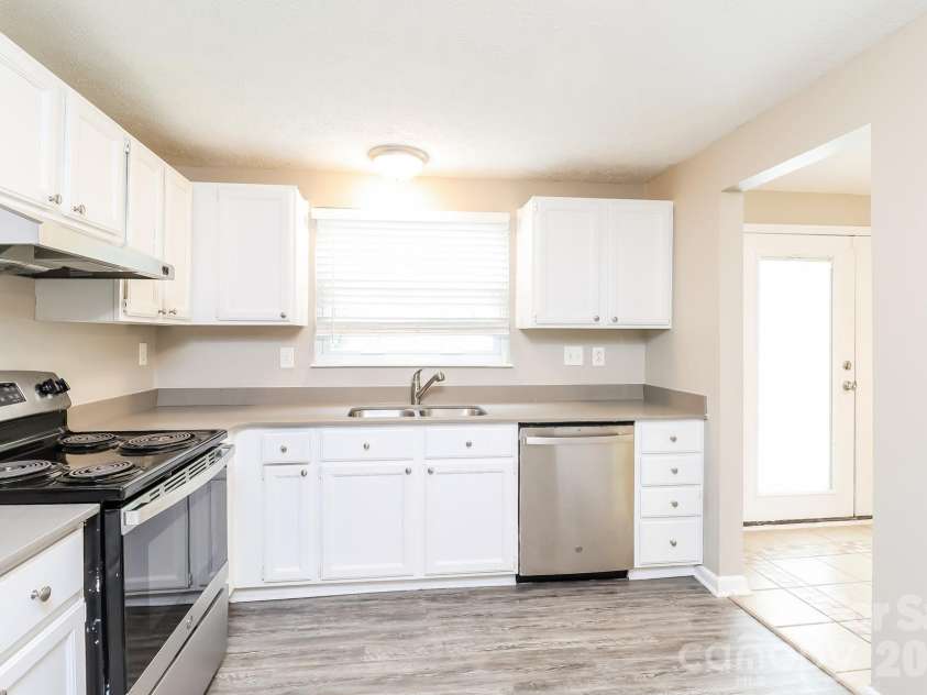 9111 Touchstone Lane, Charlotte, NC 28227.  MLS# CAR4368246, YatesRealty ID 21289. 