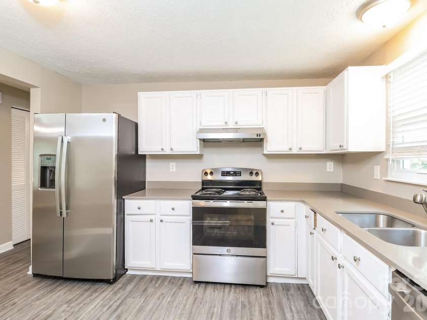 9111 Touchstone Lane, Charlotte, NC 28227.  MLS# CAR4368246, YatesRealty ID 21289. 