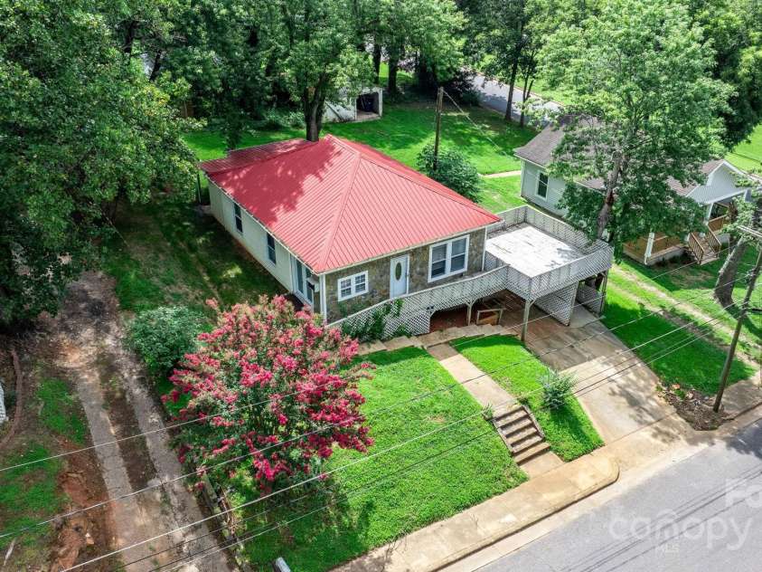 93 13th Street, Hickory, NC 28602.  MLS# CAR4166510, YatesRealty ID 2129. 
