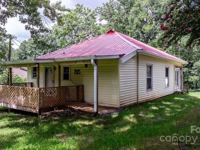 93 13th Street, Hickory, NC 28602.  MLS# CAR4166510, YatesRealty ID 2129. Back