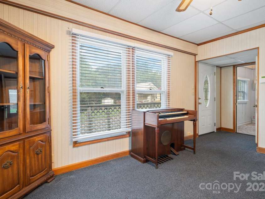 93 13th Street, Hickory, NC 28602.  MLS# CAR4166510, YatesRealty ID 2129. Dining Area/ Front Door