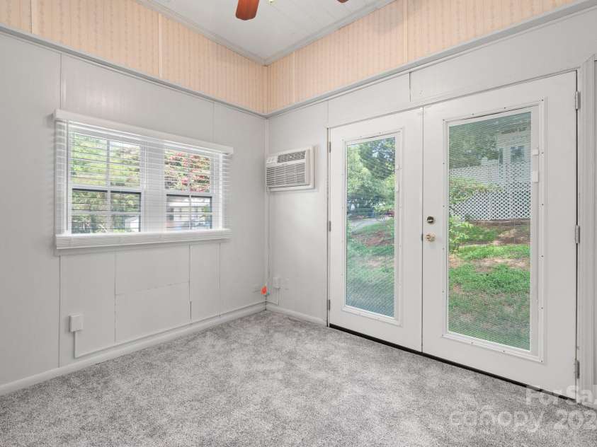 93 13th Street, Hickory, NC 28602.  MLS# CAR4166510, YatesRealty ID 2129. Extra Room