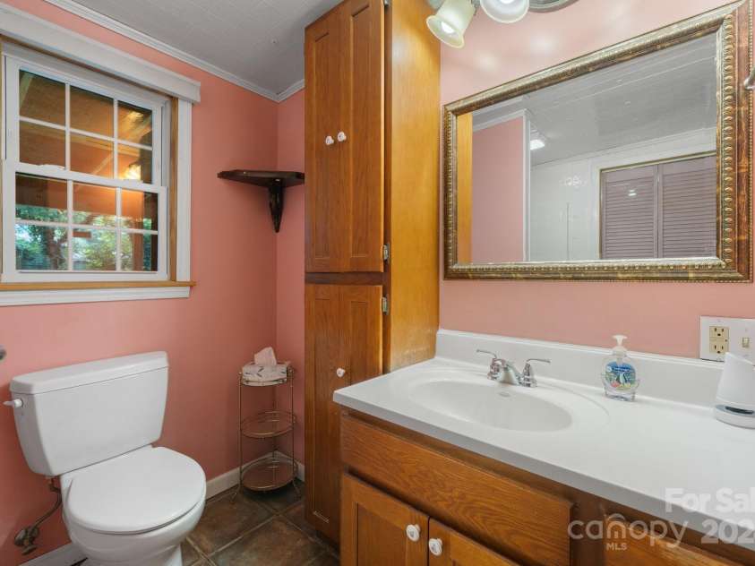 93 13th Street, Hickory, NC 28602.  MLS# CAR4166510, YatesRealty ID 2129. Full Bath