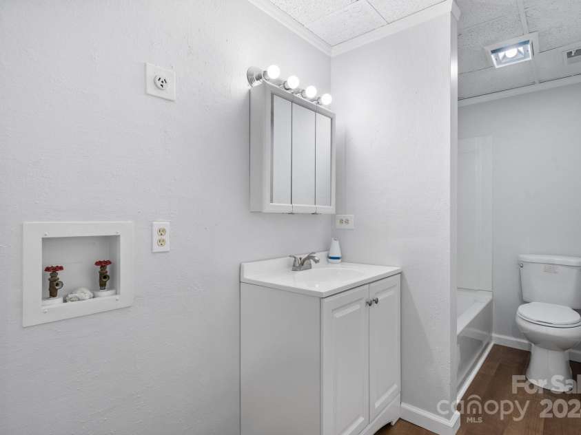 93 13th Street, Hickory, NC 28602.  MLS# CAR4166510, YatesRealty ID 2129. Full bath w/ Laundry Basement