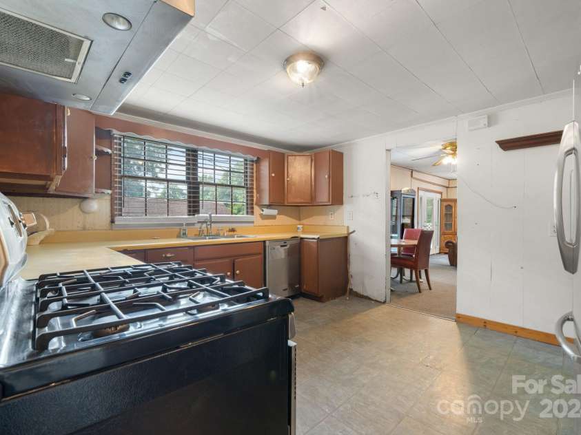 93 13th Street, Hickory, NC 28602.  MLS# CAR4166510, YatesRealty ID 2129. Kitchen