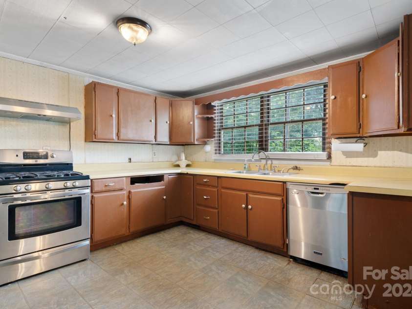 93 13th Street, Hickory, NC 28602.  MLS# CAR4166510, YatesRealty ID 2129. Kitchen