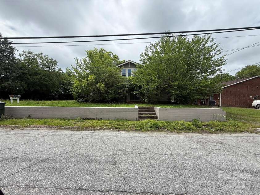 407 Davidson Street, Thomasville, NC 27360.  MLS# CAR4273822, YatesRealty ID 21294. 