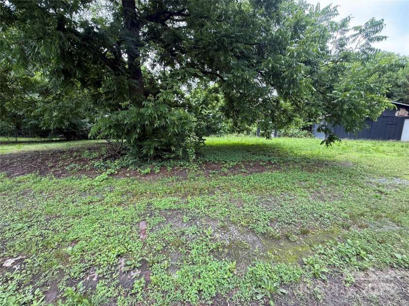 407 Davidson Street, Thomasville, NC 27360.  MLS# CAR4273822, YatesRealty ID 21294. 