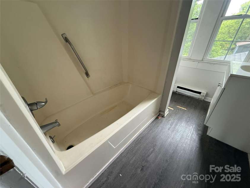 407 Davidson Street, Thomasville, NC 27360.  MLS# CAR4273822, YatesRealty ID 21294. 