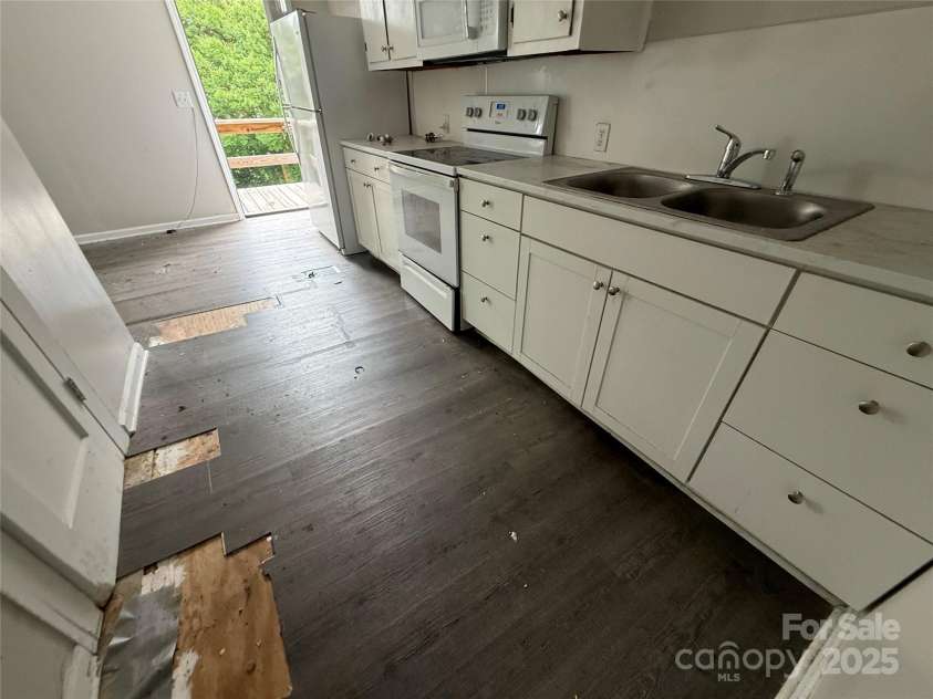 407 Davidson Street, Thomasville, NC 27360.  MLS# CAR4273822, YatesRealty ID 21294. 