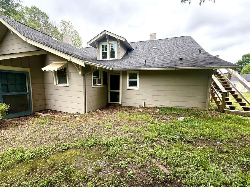 407 Davidson Street, Thomasville, NC 27360.  MLS# CAR4273822, YatesRealty ID 21294. 