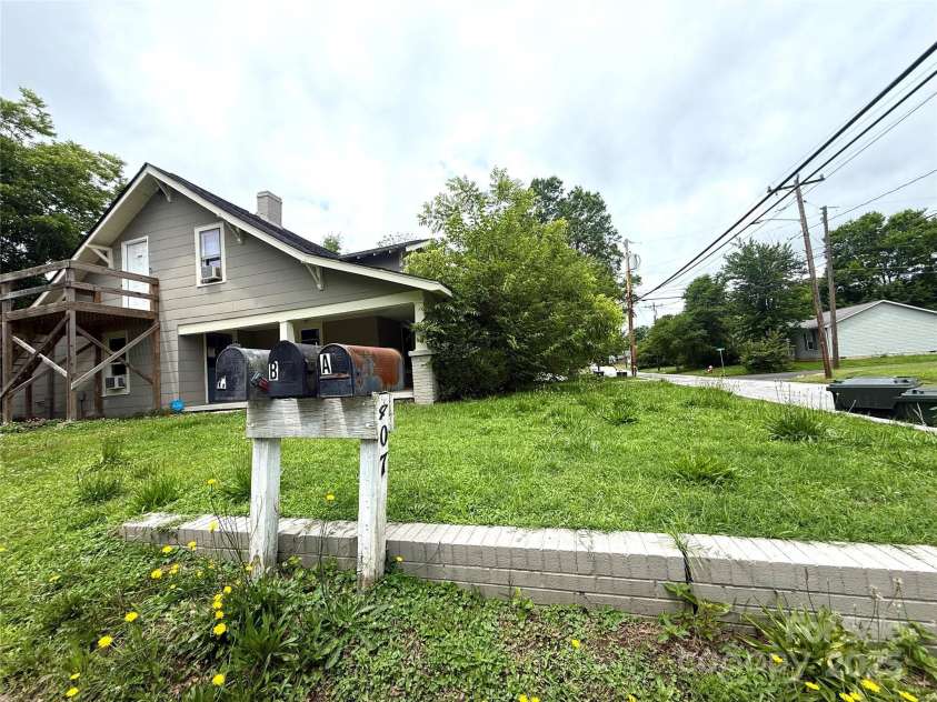 407 Davidson Street, Thomasville, NC 27360.  MLS# CAR4273822, YatesRealty ID 21294. 