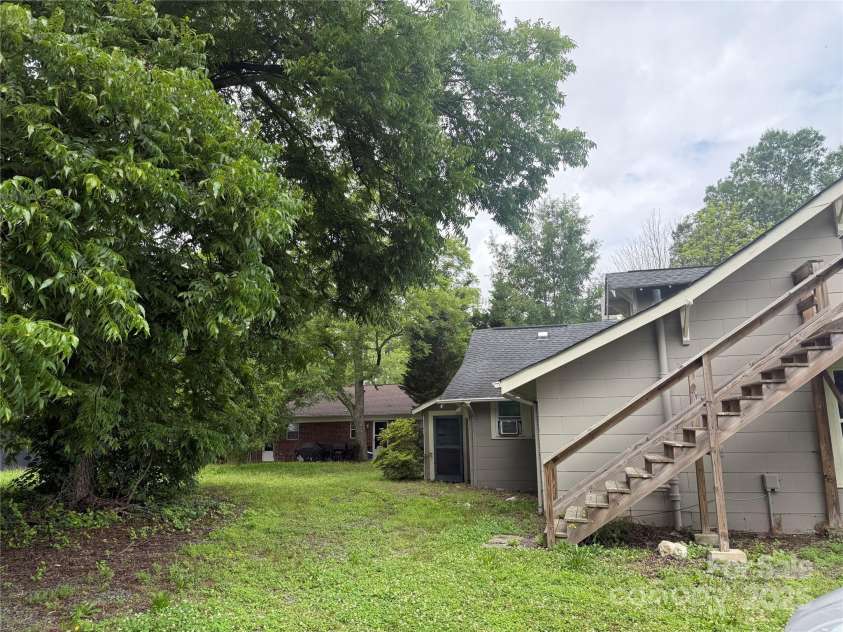 407 Davidson Street, Thomasville, NC 27360.  MLS# CAR4273822, YatesRealty ID 21294. 