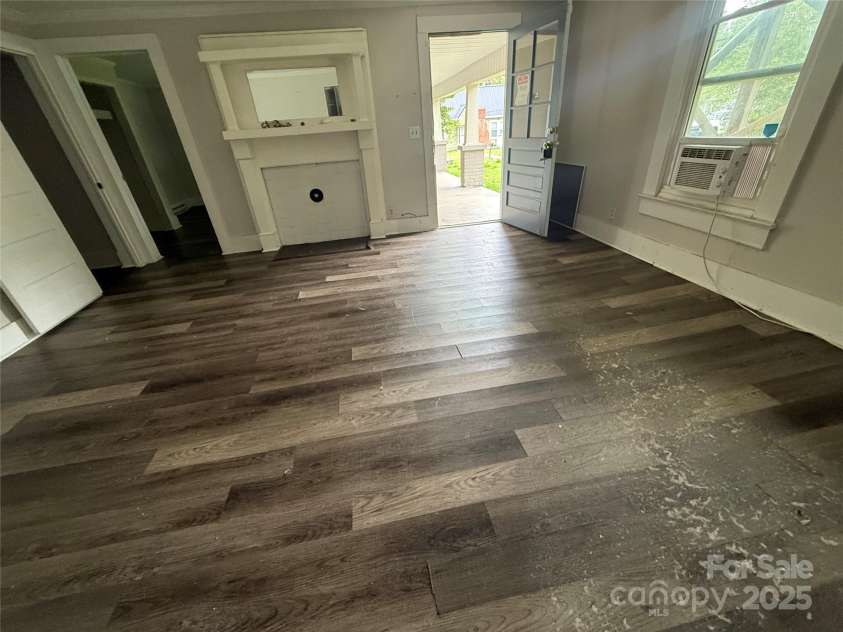 407 Davidson Street, Thomasville, NC 27360.  MLS# CAR4273822, YatesRealty ID 21294. 