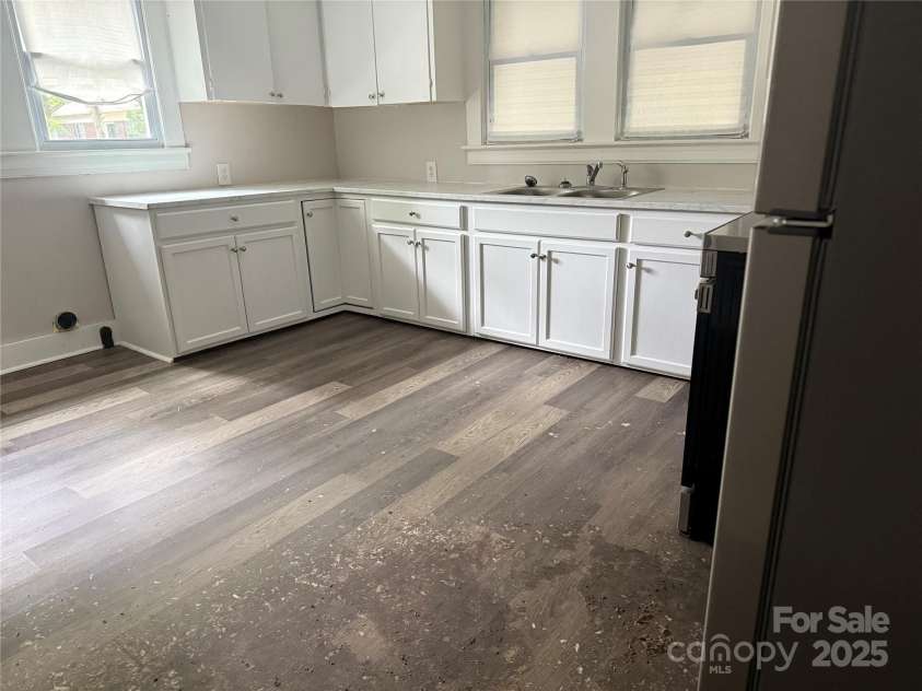 407 Davidson Street, Thomasville, NC 27360.  MLS# CAR4273822, YatesRealty ID 21294. 