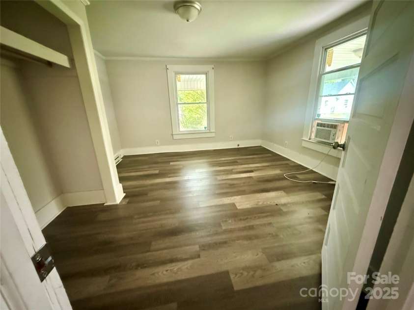 407 Davidson Street, Thomasville, NC 27360.  MLS# CAR4273822, YatesRealty ID 21294. 