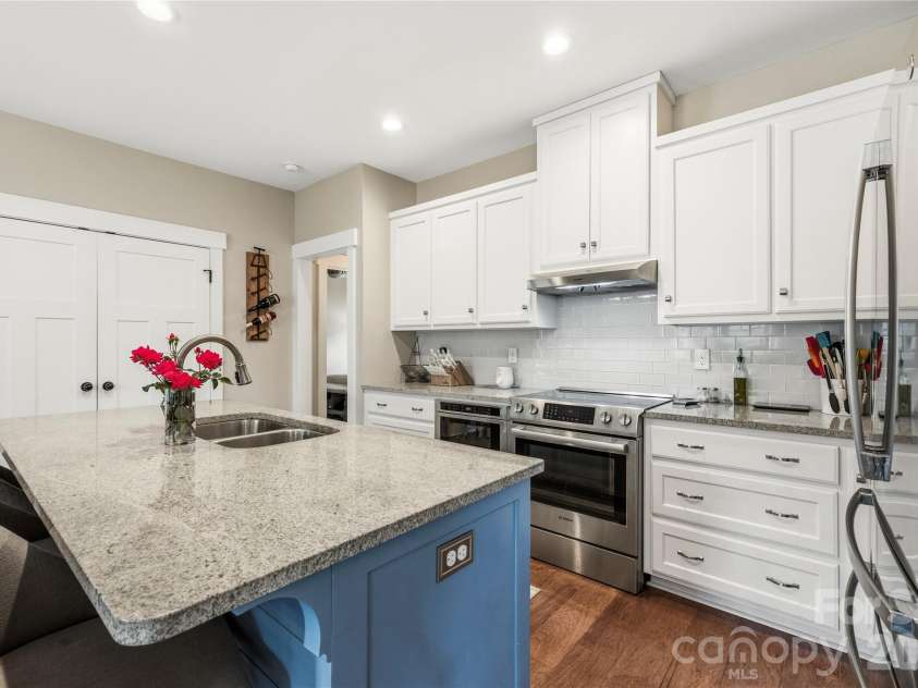 646 13th Avenue Place, Hickory, NC 28601.  MLS# CAR4378642, YatesRealty ID 21295. 