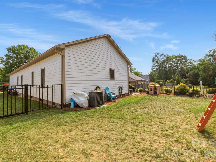 646 13th Avenue Place, Hickory, NC 28601.  MLS# CAR4378642, YatesRealty ID 21295. 